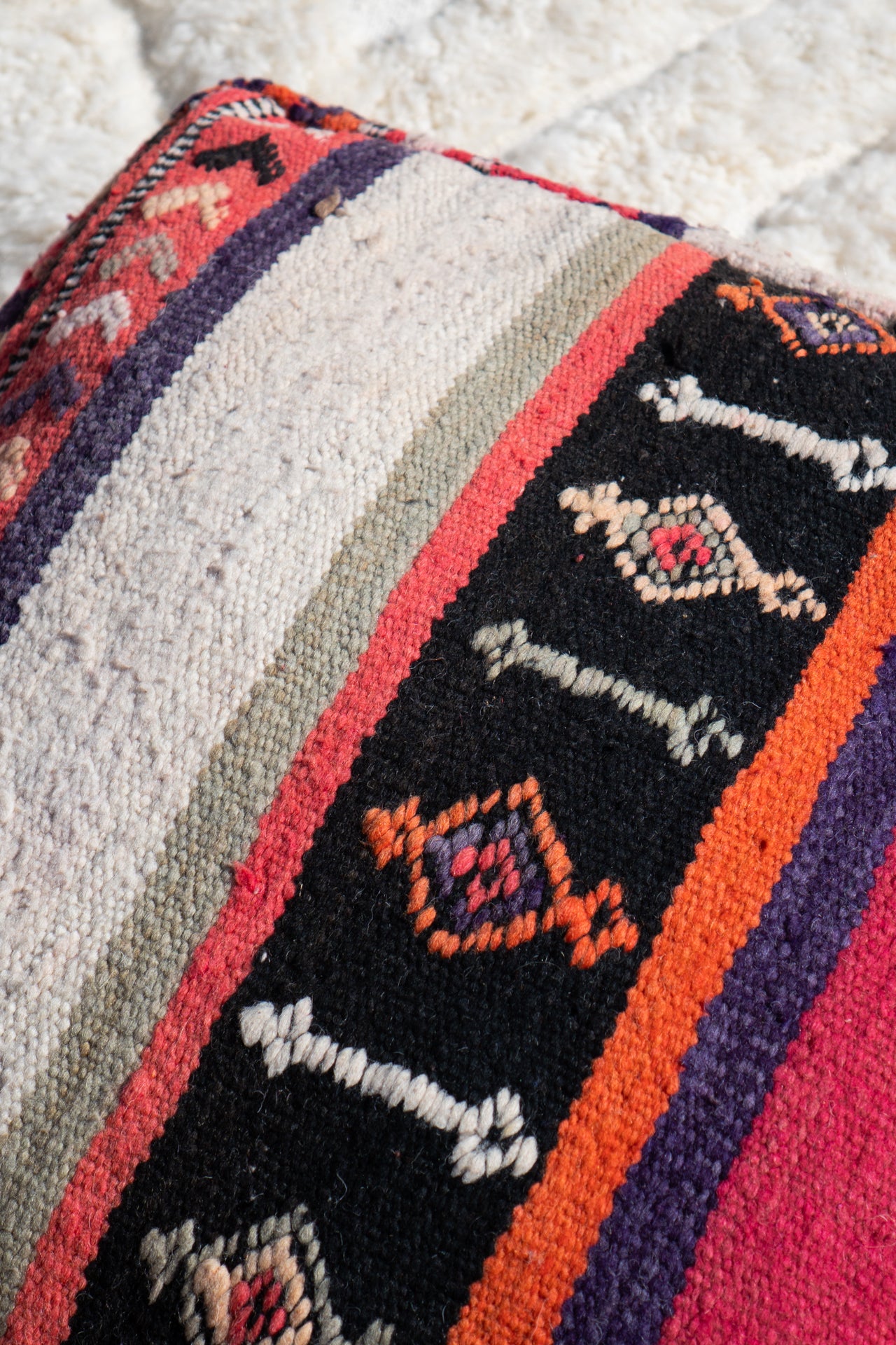 MOROCCAN VINTAGE POUF | LA SOURCE